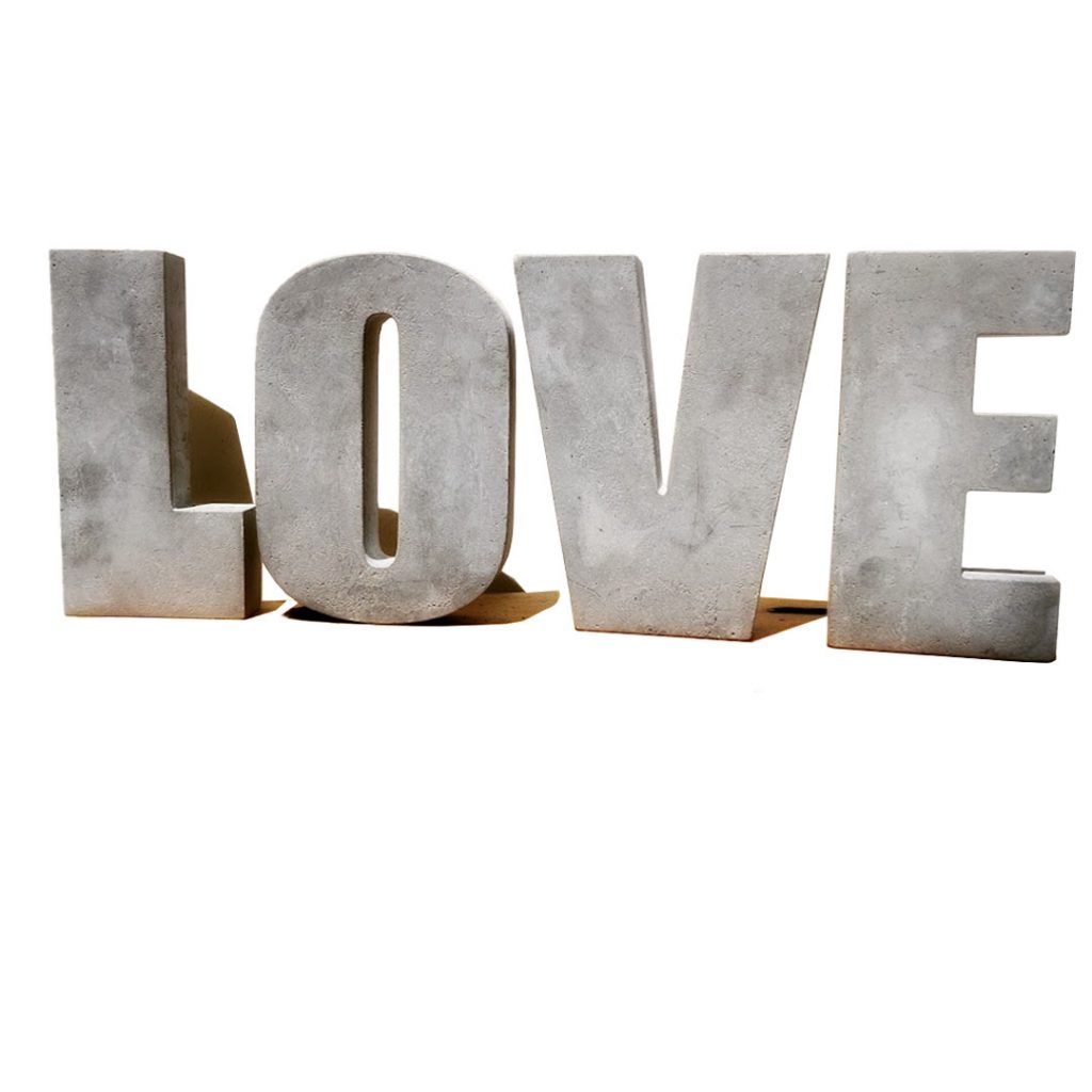 LOVE אותיות בטון גדולות